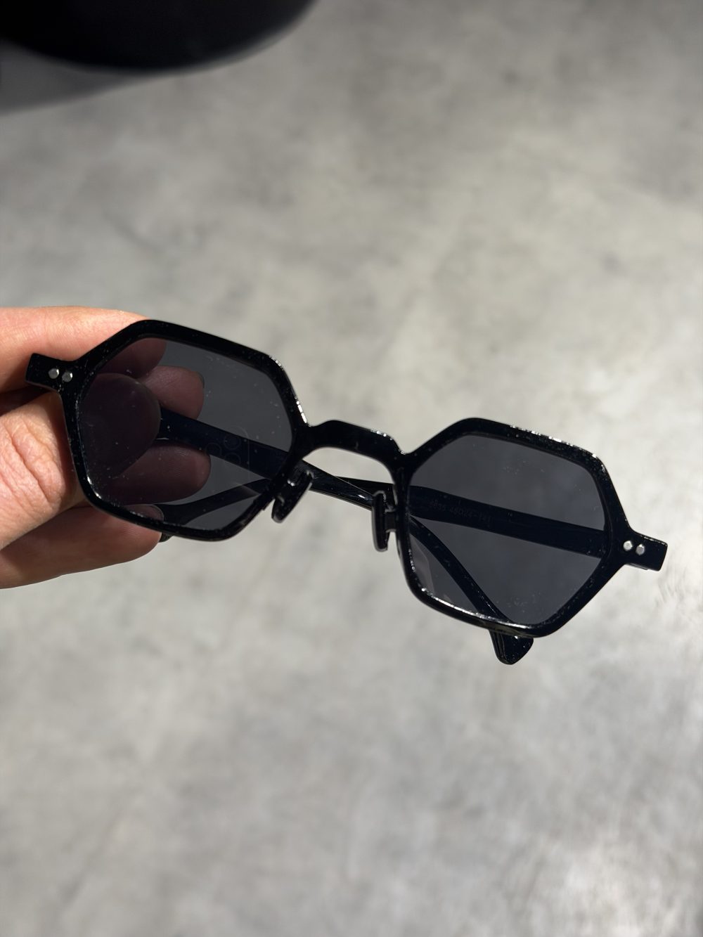 عینک مشکی شش ضلعی