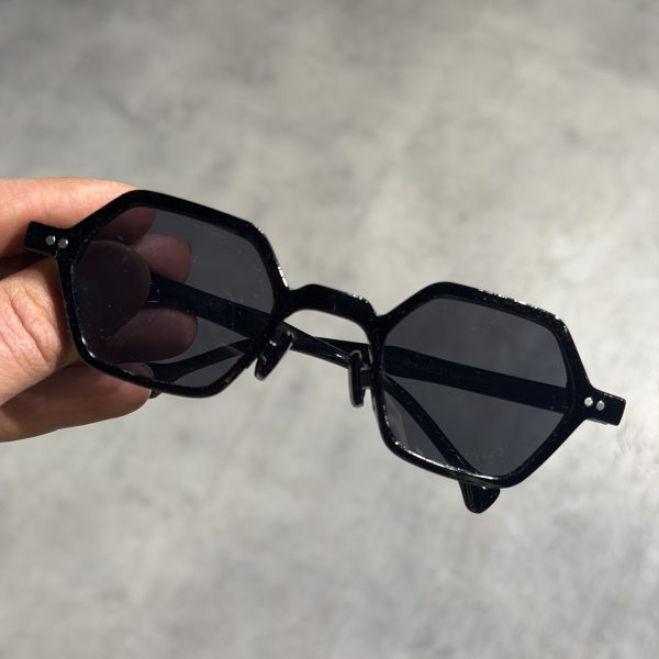 عینک مشکی شش ضلعی