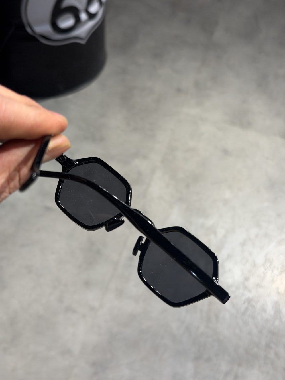 عینک مشکی شش ضلعی - Image 2